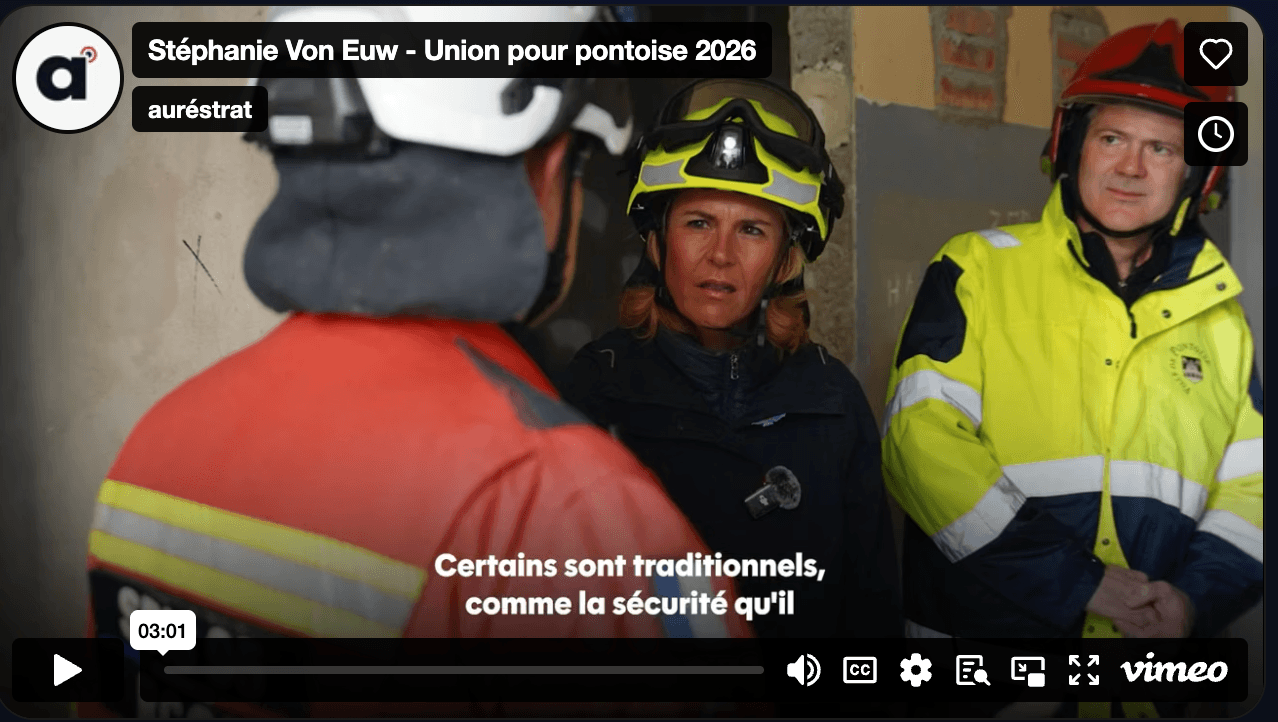 Image du clip de campagne de Stéphanie von Euw : visite de terrain avec des sapeurs-pompiers, sous-titres à l'écran.
